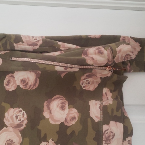 Stella & Dot The Crush it Pullover in Camo Floral - Picture 3 of 7